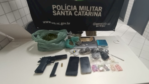 Pai e filho são presos por tráfico de drogas após abordagem da PM em São Bento do Sul
