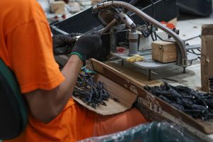 Apenados da Penitenciária de São Pedro de Alcântara montam equipamentos eletrônicos para gigante da tecnologia