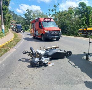 Bombeiros Voluntários de Presidente Getúlio, atendem grave acidente na SC 340 nesta segunda-feira