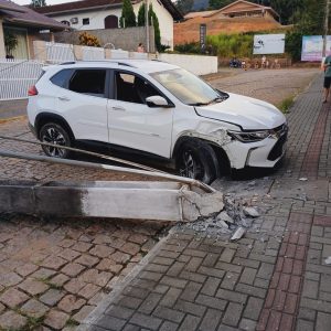 Carro bate em poste e bloqueia rua em Ascurra