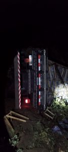 Caminhão desce ribanceira em Bom Retiro