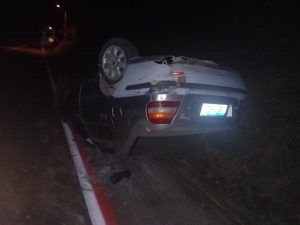 Veículo capota e é abandonado na SC-340 em Ibirama