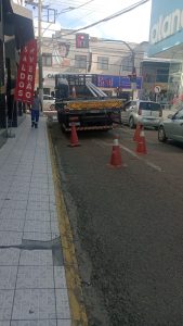 Rua Oscar Kirsten tem pista bloqueada