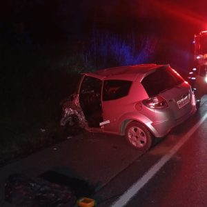 Colisão entre caminhão e carro deixa motorista ferido na BR-470, em Rodeio