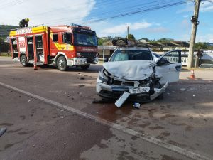 Colisão entre dois veículos deixa motorista ferido em Laurentino