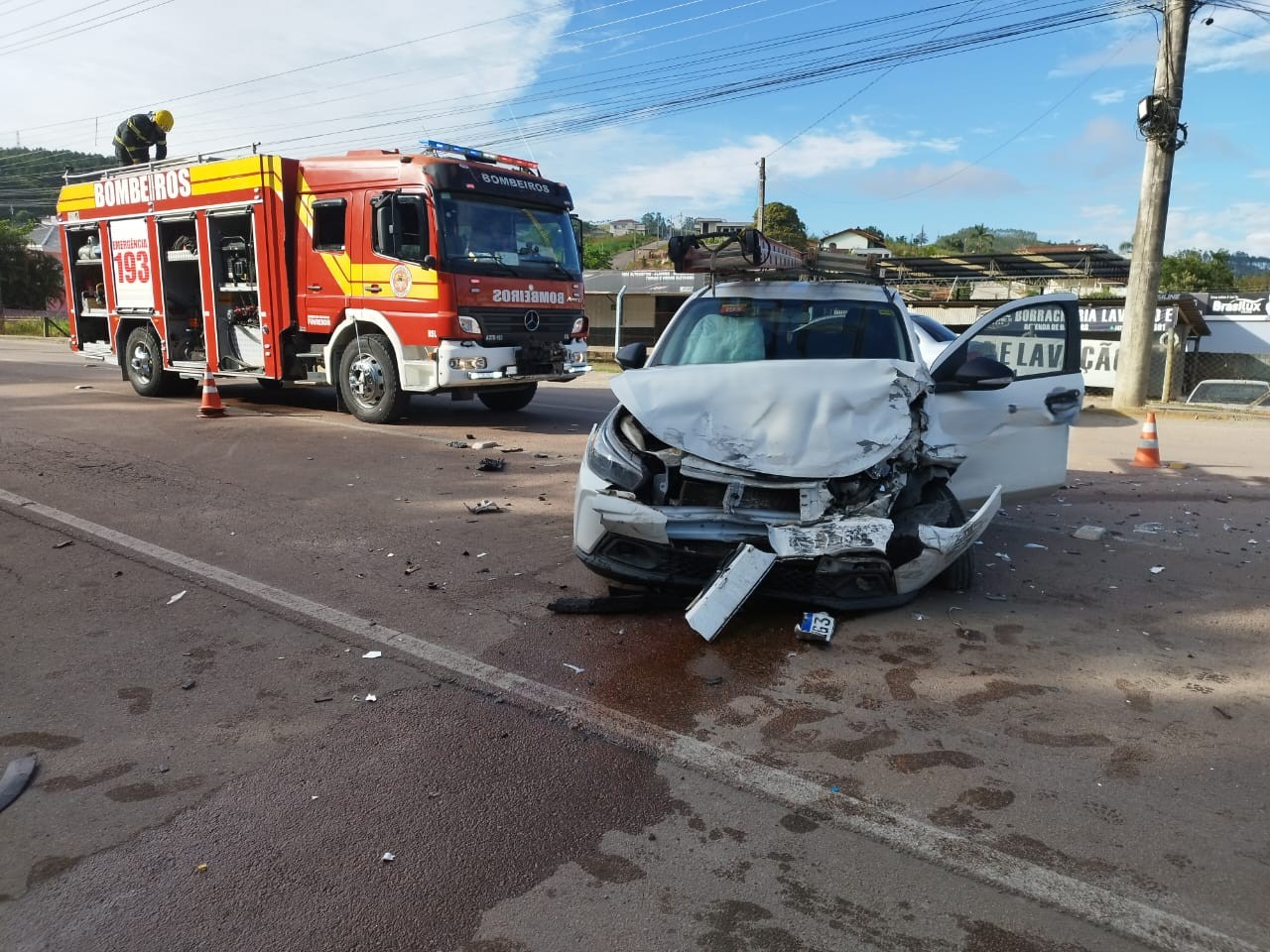 Colisão entre dois veículos deixa motorista ferido em Laurentino