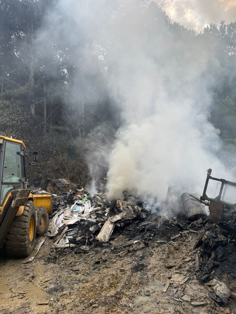 Incêndio atinge depósito de reciclagem em Correia Pinto; suspeito foi preso