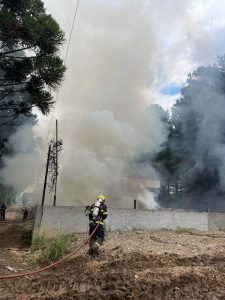 Incêndio atinge depósito de reciclagem em Correia Pinto; suspeito foi preso