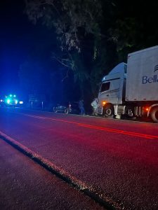 Na madrugada deste sábado (29), por volta das 03h45, os Bombeiros Voluntários de Ascurra-Apiúna-Rodeio foram acionados para atender a um acidente de trânsito na BR-470, altura do km 85, no bairro Diamante, em Rodeio. A ocorrência envolveu uma colisão entre uma carreta e um Fiat Palio. Apesar do impacto, o condutor da carreta e os dois ocupantes do automóvel não apresentaram lesões e permaneceram no local até a chegada da Polícia Rodoviária Federal (PRF) de Blumenau, que assumiu os procedimentos legais e a organização do trânsito.