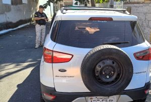 Homem provoca acidente, foge sem prestar socorro, causa outro acidente e é preso com carro roubado em B. Camboriú