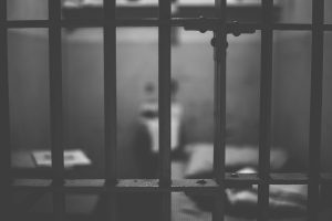 Homem é condenado a 16 anos de prisão por homicídio brutal em frente a motel de Navegantes