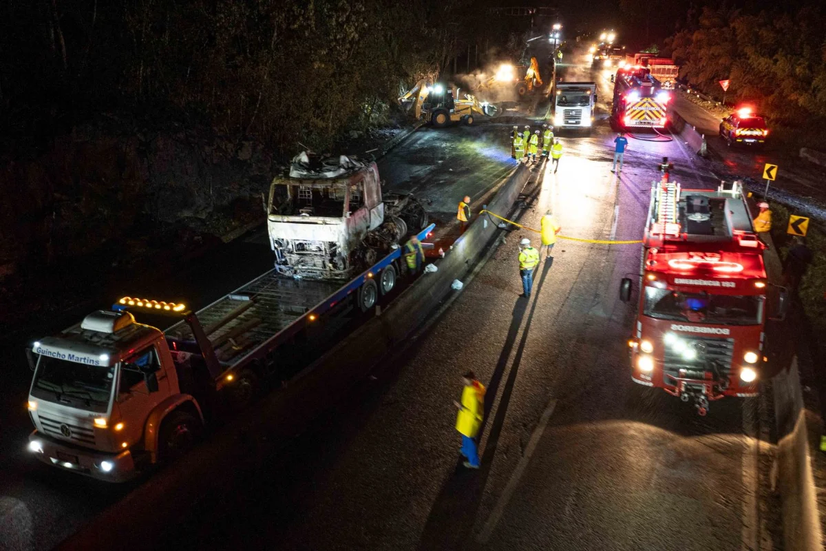 Com mais de 12 horas de trabalho ininterrupto, Bombeiros de SC controlam incêndio e garantem segurança na BR-101