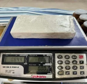 Homem de 21 anos é preso por tráfico de drogas em Rio do Sul; adolescente de 15 anos também estava no local
