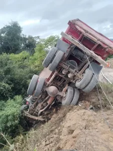 Condutor salta de caminhão antes de queda em ribanceira na SC-340, em Vitor Meireles