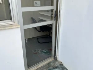 homem persegue ex-companheira, briga dentro da delegacia e é preso em flagrante delito