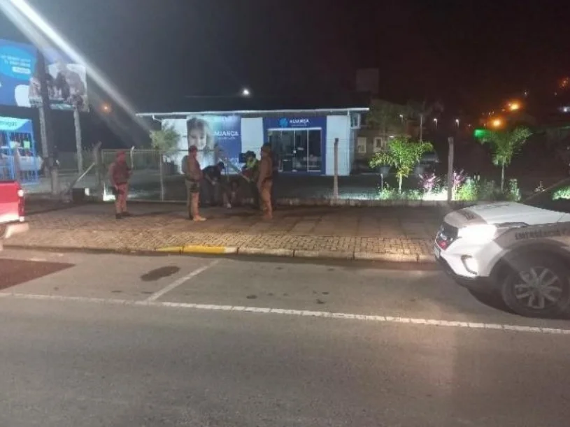 Homem é preso após empurrar companheira para fora do veículo, em movimento