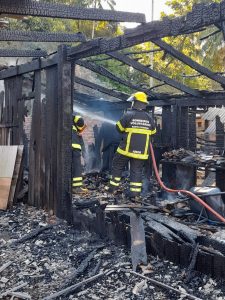 Bombeiros combatem incêndio em galpão de materiais de construção em Presidente Getúlio