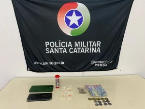 Polícia Militar flagra adolescentes comercializando drogas em Blumenau