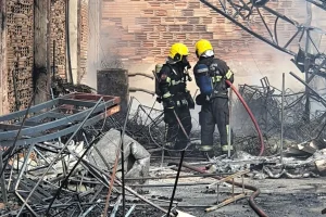 Corpo de Bombeiros Militar inicia perícia para apurar causa de incêndio em barracão de escola de samba em Joaçaba
