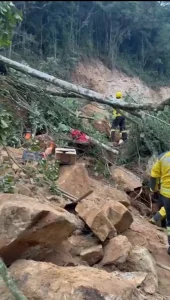 Deslizamento de terra com uma vítima mobiliza o Corpo de Bombeiros Militar de Santa Catarina