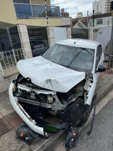Mulher tem carro roubado com crianças dentro em São José; suspeito é preso após perseguição policial