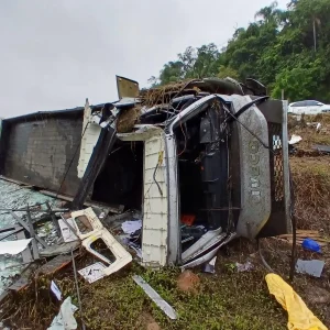Condutor fica ferido após caminhão sair da pista e tombar na BR-470, em Apiúna