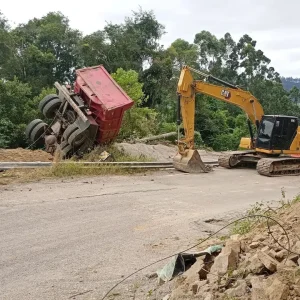 Caminhão sem controle, atinge paredão e deixa região sem energia em Vitor Meireles