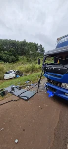 Colisão entre carro e dois caminhões mobiliza equipes de resgate na BR-282 em São José do Cerrito