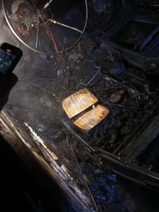 Bíblia permanece inteira em meio aos destroços de veículo incendiado em Bom Retiro