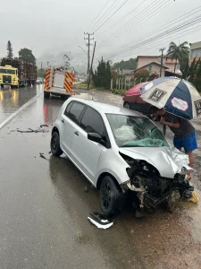 Grave acidente com moto, automóvel e caminhão é registrado na SC-350, em Rio do Sul