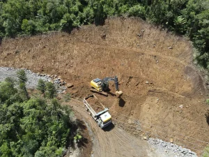Obras de implantação asfáltica na Serra do Corvo Branco estão mais de 30% concluídas