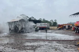 INCÊNDIO ATINGE CAMINHÃO-TANQUE COM 18 MIL LITROS DE DIESEL EM CRICIÚMA