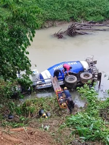 Caminhão betoneira tomba em rio após sair da pista em Trombudo Central