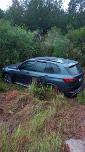 Condutor sai ileso após aquaplanagem e saída de pista na BR-282, em Bom Retiro