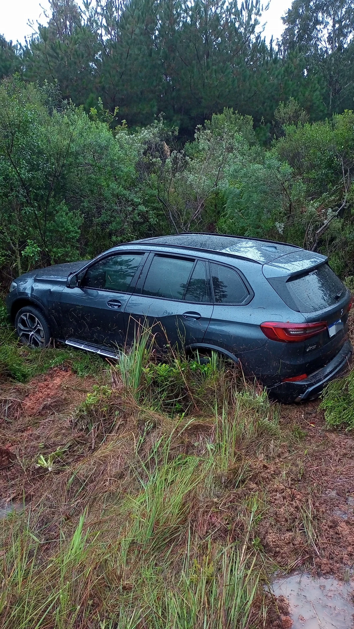 Condutor sai ileso após aquaplanagem e saída de pista na BR-282, em Bom Retiro