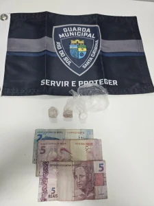Mulher é conduzida a delegacia por posse de drogas.