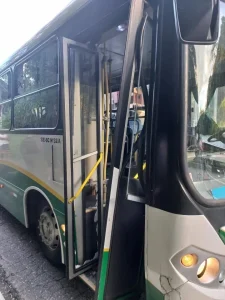 Homem é detido após arremessar bicicleta contra ônibus