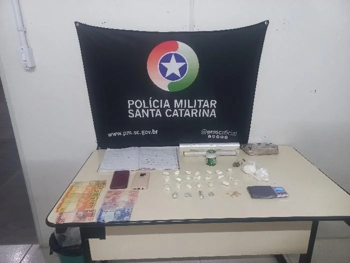 Homem é preso por tráfico de drogas em condomínio em Blumenau