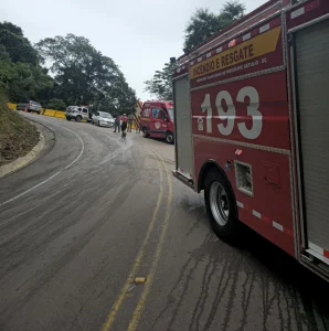 Mulher fica ferida após bater o carro na Serra do Tucano
