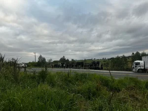 Carreta sai da pista e tomba na BR-470, em Pouso Redondo
