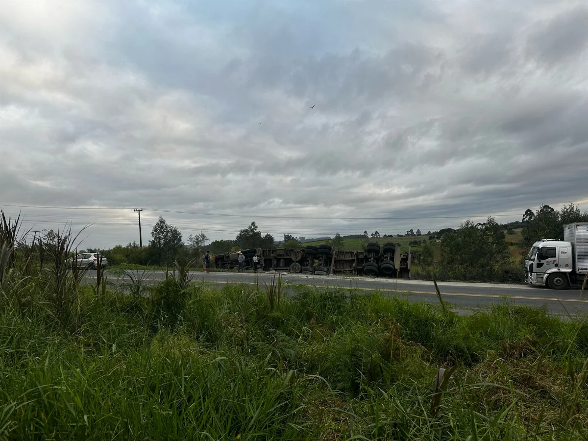 Carreta sai da pista e tomba na BR-470, em Pouso Redondo