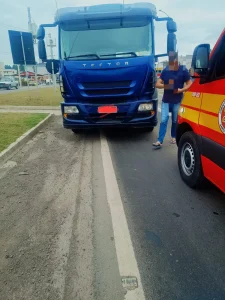 Idoso é atropelado por caminhão na BR-470, em Pouso Redondo