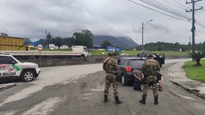 Whatsapp Image 2025 04 15 At Ação Rápida: Guarnição da Polícia Militar Ambiental de Joinville prende dois homens em flagrante logo após furto de veículo