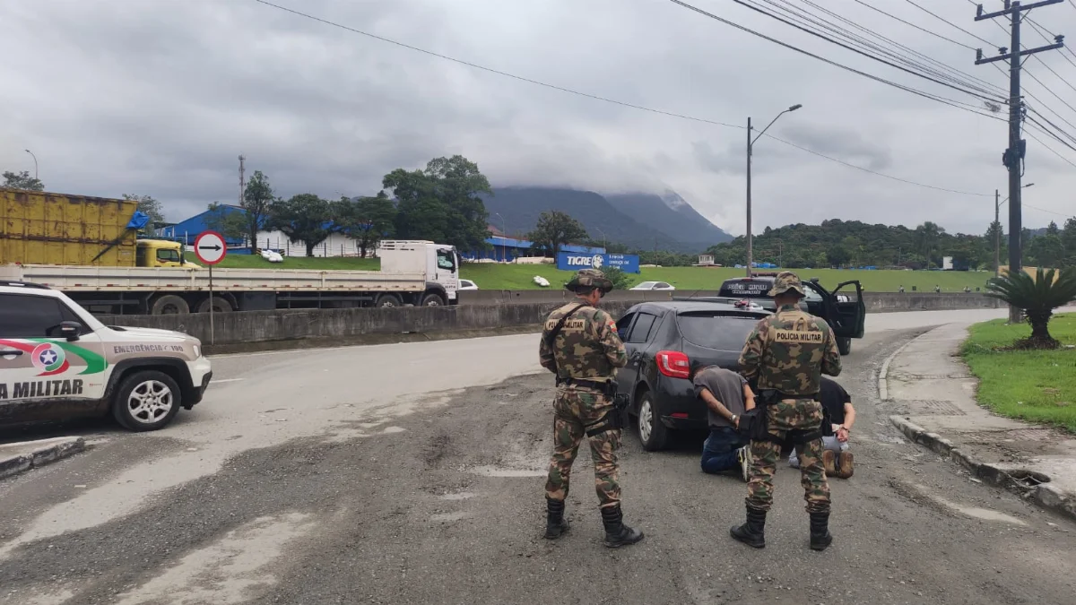 Whatsapp Image 2025 04 15 At Ação Rápida: Guarnição da Polícia Militar Ambiental de Joinville prende dois homens em flagrante logo após furto de veículo