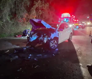 Homem fica ferido em colisão entre carro e caminhão na BR-470