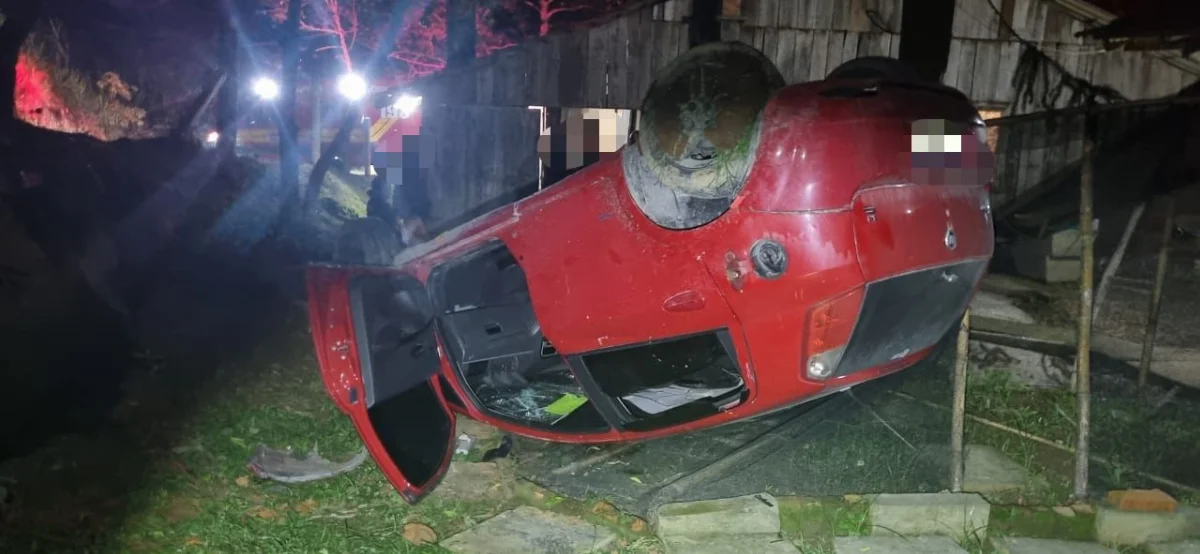 Duas pessoas ficam feridas em capotamento em Aurora