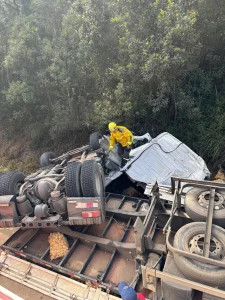 Motorista fica preso às ferragens após tombamento de caminhão na BR-282, em Bom Retiro