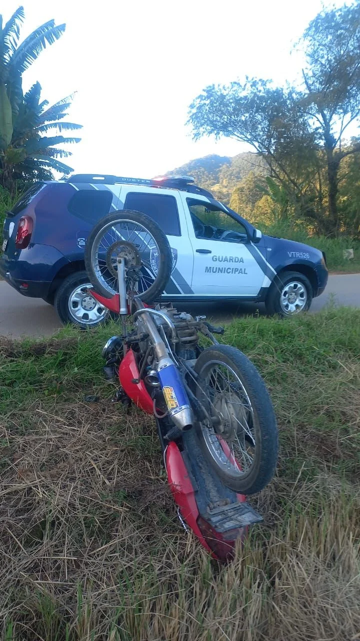 Motociclista foge da Guarda Municipal, realiza manobras perigosas e acaba caindo durante perseguição em Bela Aliança