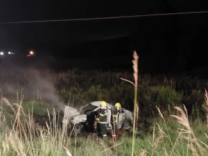 Carro pega fogo após capotamento