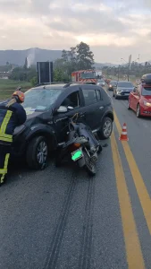 Motociclista fica ferido em colisão com carro na BR-470, em Rodeio
